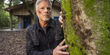 Jaques (Marcello Novaes) chega a uma casa abandonada após virar foragido em Dona de Mim (Foto: Gabriel Vaguel/TV Globo)