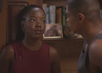 Leo (Clara Moneke) e Marlon (Humberto Morais) em Dona de Mim (Foto: Reprodução/TV Globo)