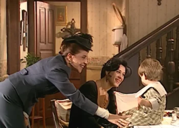 Mariana vê Juanito nos braços de Hortência, lembra do dia em que deixou o bebê na Santa Casa e descobre que são a mesma criança