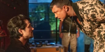 Bagdá (Xamã) ameaça Paulinho (Romulo Estrela) em Três Graças (Foto: Gabriel Vaguel/Globo)