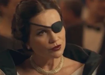 Sandra (Flávia Alessandra) como Baronesa em Êta Mundo Melhor (Foto: Reprodução/TV Globo)