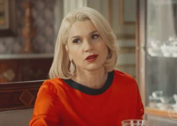 Sandra (Flávia Alessandra) em Êta Mundo Melhor (Foto: Reprodução/TV Globo)