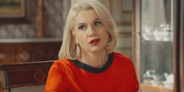 Sandra (Flávia Alessandra) em Êta Mundo Melhor (Foto: Reprodução/TV Globo)