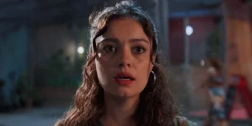 Gerluce (Sophie Charlotte) fica em choque ao ver Cláudia (Lorrana Mousinho) em Três Graças (Foto: Reprodução/TV Globo)