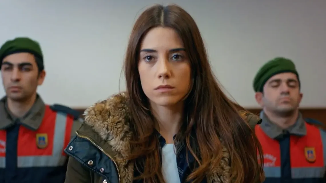 Zeynep e dois policiais atrás dela em cena da novela Mãe.