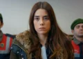 Zeynep e dois policiais atrás dela em cena da novela Mãe.