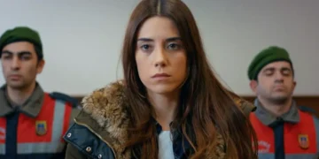 Zeynep e dois policiais atrás dela em cena da novela Mãe.