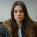 Zeynep e dois policiais atrás dela em cena da novela Mãe.