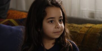 Resumo atualizado de Mãe (29/01): Melek foge com o irmão do abrigo e Cengiz e Sule são levados para a delegacia