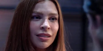 Arminda com olhar maquiavélico em cena de Três Gracas.