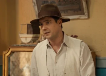 Candinho (Sergio Guizé) em Êta Mundo Melhor (Foto: Reprodução/TV Globo)