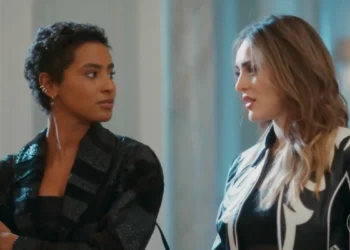 Eduarda (Gabz) e Naiane (Isabelle Drummond) em Coração Acelerado (Foto: Reprodução/TV Globo)