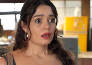 Gerluce com cara de assustada em cena de Três Graças.