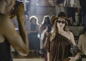 Naiane (Isabelle Drumond), de Coração Acelerado, no desfile da Boaz em Dona de Mim (Foto: Divulgação/Globo)