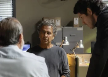 Joaquim (Marcos Palmeira) presta depoimento após denúncia de Lígia (Dira Paes) em Três Graças (Foto: Beatriz Damy/Globo)