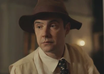 Candinho (Sergio Guizé) em Êta Mundo Melhor (Foto: Reprodução/TV Globo)
