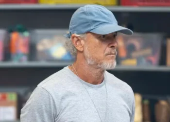 Jaques (Marcello Novaes) entra na fábrica Boaz disfarçado em Dona de Mim (Foto: Léo Rosario/Globo)