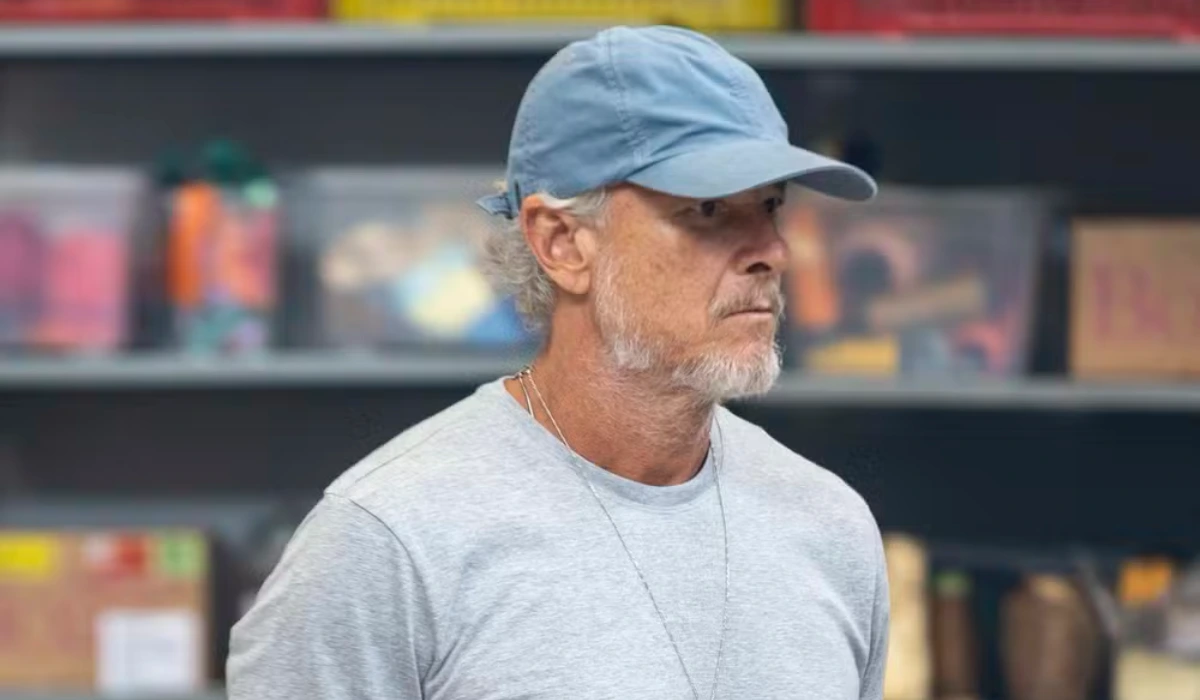 Jaques (Marcello Novaes) entra na fábrica Boaz disfarçado em Dona de Mim (Foto: Léo Rosario/Globo)