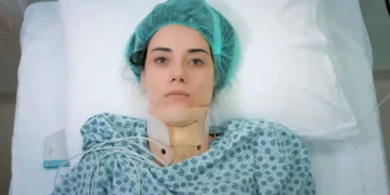 Zeynep no hospital após sofrer um acidente na novela Mãe.