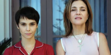Nina (Débora Falabella) e Carminha (Adriana Esteves) em Avenida Brasil (Foto: Estevam Avellar/TV Globo)