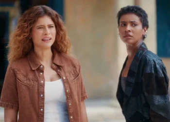 Agrado (Isadora Cruz) e Eduarda (Gabz) em Coração Acelerado (Foto: Reprodução/TV Globo)