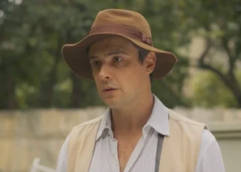 Candinho (Sergio Guizé) em Êta Mundo Melhor (Foto: Reprodução/TV Globo)
