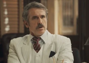 Ernesto (Eriberto Leão) em Êta Mundo Melhor (Foto: Reprodução/TV Globo)