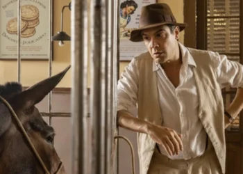 Candinho (Sergio Guizé) em Êta Mundo Melhor (Foto: Fábio Rocha/TV Globo)