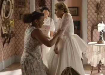 Dita (Jeniffer Nascimento) rasga vestido de noiva de Zulma (Heloisa Périssé) em Êta Mundo Melhor (Foto: Divulgação/TV Globo)