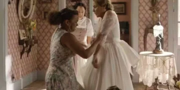 Dita (Jeniffer Nascimento) rasga vestido de noiva de Zulma (Heloisa Périssé) em Êta Mundo Melhor (Foto: Divulgação/TV Globo)