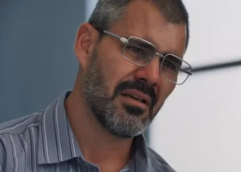 Três Graças: Em cena de partir o coração, Jorginho escuta ao longe o choro da neta e morre sem conhecê-la: “Não fui merecedor”