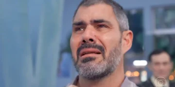 Jorginho chorando em cena de Três Graças.