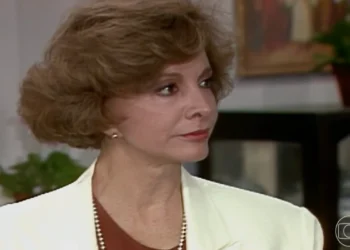 Laurinha (Gloria Menezes) em Rainha da Sucata (Foto: Reprodução/TV Globo)