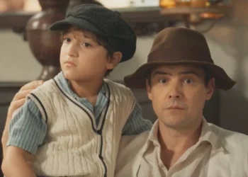 Samir (Davi Malizia) e Candinho (Sergio Guizé) em Êta Mundo Melhor (Foto: Reprodução/TV Globo)
