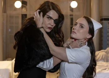 Estela (Larissa Manoela) e Sandra/Baronesa (Flavia Alessandra) em Êta Mundo Melhor (Foto: Angélica Goudinho/Globo)