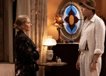 Zulma (Heloísa Périssé) exige beijo de Candinho (Sergio Guizé) em Êta Mundo Melhor (Foto: Beatriz Damy/Globo)