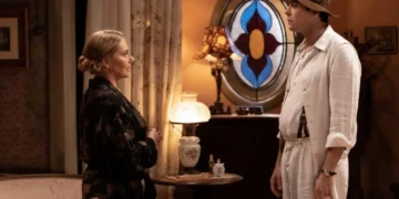Zulma (Heloísa Périssé) exige beijo de Candinho (Sergio Guizé) em Êta Mundo Melhor (Foto: Beatriz Damy/Globo)