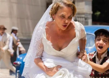Zulma (Heloisa Périssé) foge levando Samir (Davi Milazia) em Êta Mundo Melhor (Foto: Fábio Rocha/TV Globo)