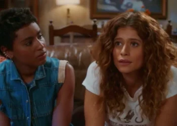 Eduarda (Gabz) e Agrado (Isadora Cruz) em Coração Acelerado (Foto: Reprodução/TV Globo)
