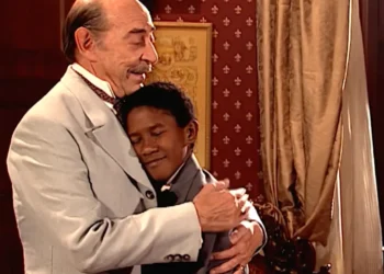 Final: Francesco matricula Tiziu na melhor escola da cidade e lhe dá a esperança de um futuro melhor: “Vai ser um grande homem”