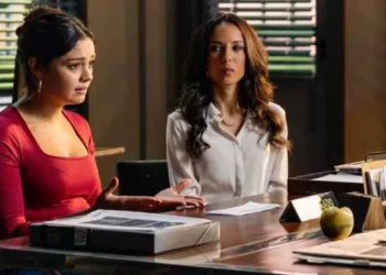 Gerluce (Sophie Charlotte) acompanhada por Zenilda (Andréia Horta) em depoimento em Três Graças (Foto: Fábio Rocha/TV Globo)