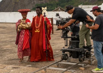 Diretor artístico Gustavo Fernández comanda gravação de A Nobreza de Amor com Erika Januza (Niara) e Welket Bungué (Cayman) (Foto: Estevam Avellar/TV Globo)