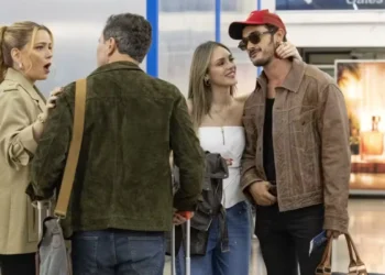João Raul (Filipe Bragança) viaja com Naiane (Isabelle Drummond) em Coração Acelerado (Foto: Manoella Mello/TV Globo)