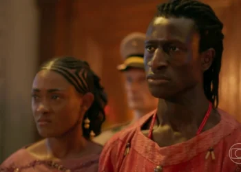 Niara (Erika Januza) e Cayman (Welket Bungué) em A Nobreza do Amor (Foto: Reprodução/TV Globo)