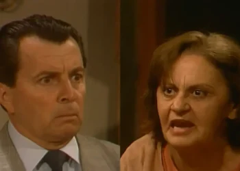 Mariana coloca Renato e sua mãe frente a frente e se choca ao descobrir que Onofre era amante dela