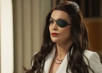 Sandra (Flávia Alessandra) em Êta Mundo Melhor (Foto: Reprodução/TV Globo)