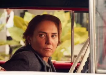 Final de Êta Mundo Melhor: Durante a fuga, Zulma sequestra Samir, sofre acidente de carro e perde os sentidos