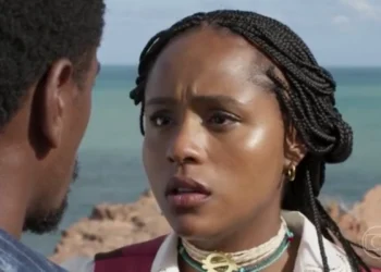 Alika (Duda Santos) se revela para Tonho (Ronald Sotto) em A Nobreza do Amor (Foto: Reprodução/TV Globo)