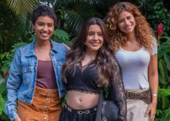Eduarda (Gabz) e Agrado (Isadora Cruz) com Lauana Prado em Coração Acelerado (Foto: Estevam Avellar/TV Globo)