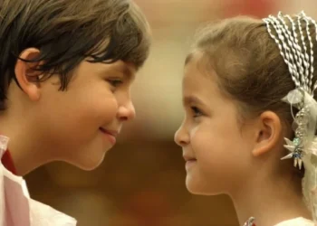 Rita (Mel Maia) e Batata (Bernardo Simões) em Avenida Brasil (Foto: Reprodução/TV Globo)